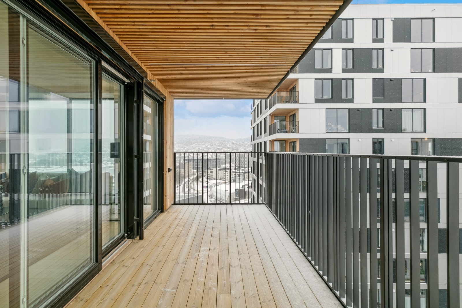 Flott 4-roms leilighet i 15. etasje med hyggelig uteplass. Galleribilde