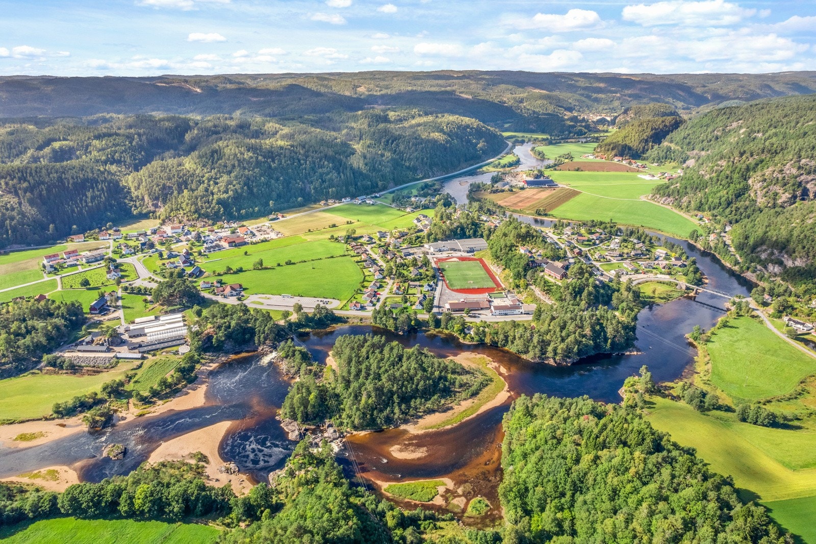 Øyslebø med butikker, skoler og idrettsanlegg ligger bare en kort kjøretur unna. Galleribilde