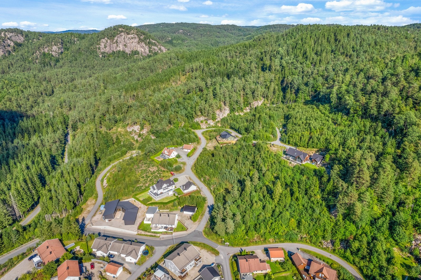 Tomtene leveres som råtomter med veiadkomst. Galleribilde