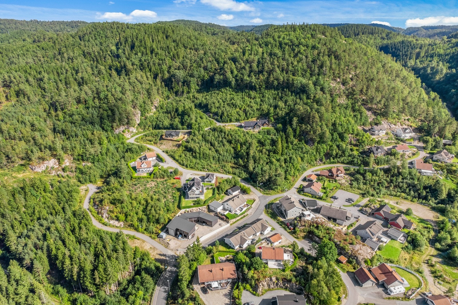 Tomtene ligger i etablert boligfelt med nærhet til natur og barnevennlige omgivelser. Galleribilde
