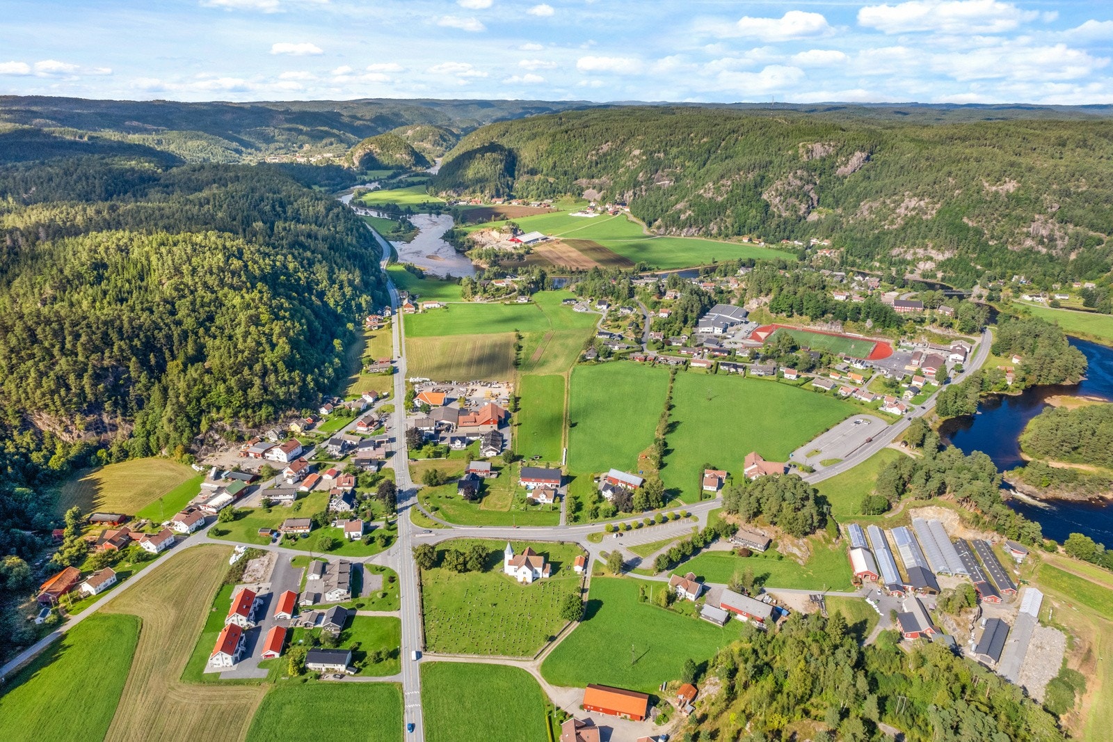 Øyslebø er et etablert tettsted med barne- og ungdomsskole, butikker, idrettsanlegg og nærhet til Mandalselva. Galleribilde