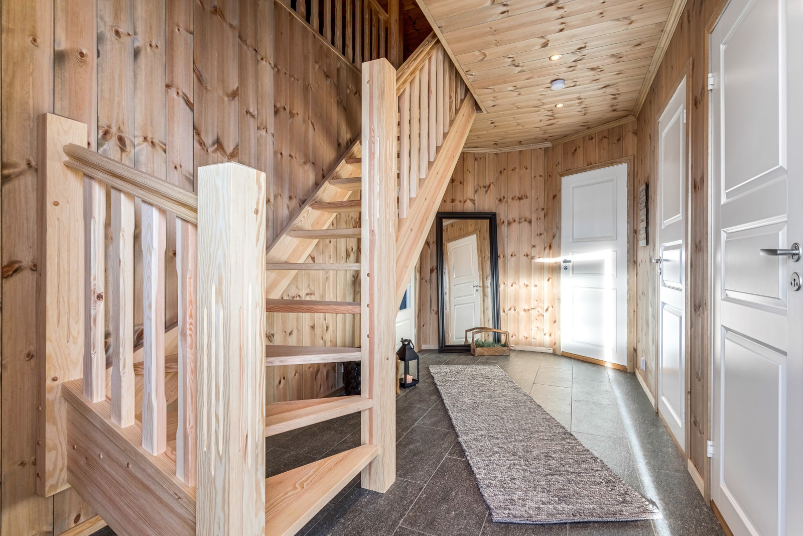 Hall i kundetilpasset hytte, foto tatt av THT Foto. Galleribilde