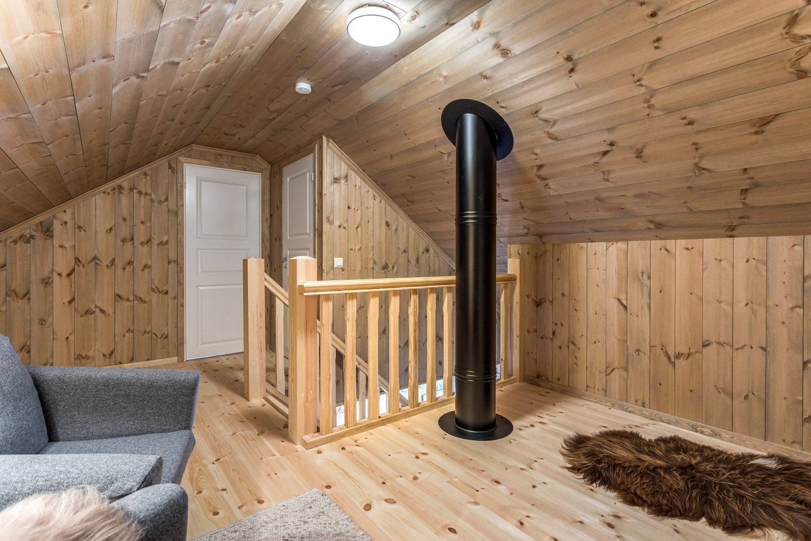 Loftstue, 2. etasje i kundetilpasset hytte, foto tatt av THT Foto. Galleribilde