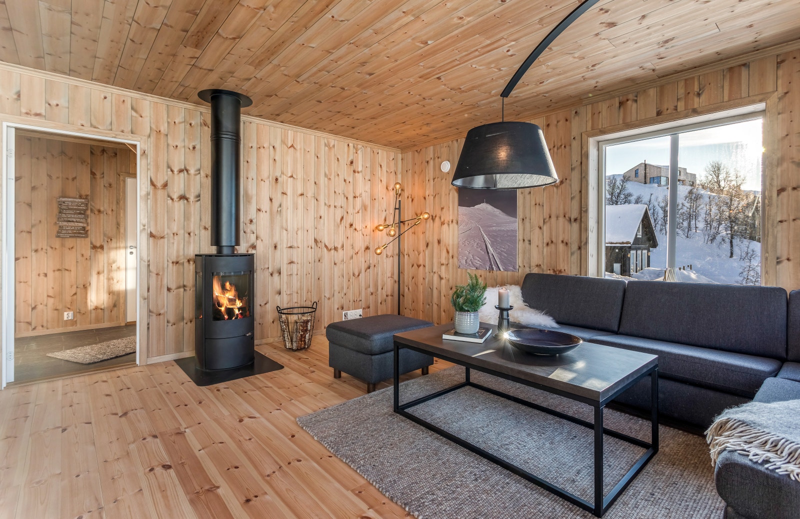 Stue/kjøkken i kundetilpasset hytte, foto tatt av THT Foto. Galleribilde