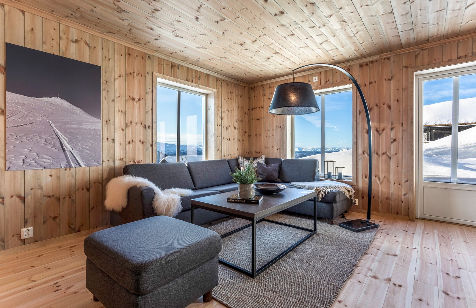 Stue/kjøkken i kundetilpasset hytte, foto tatt av THT Foto. Galleribilde