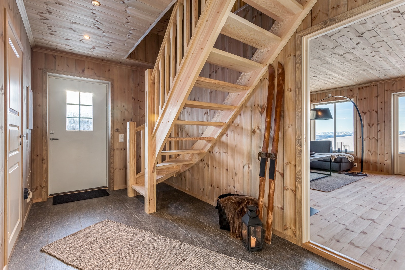 Hall i kundetilpasset hytte, foto tatt av THT Foto. Galleribilde