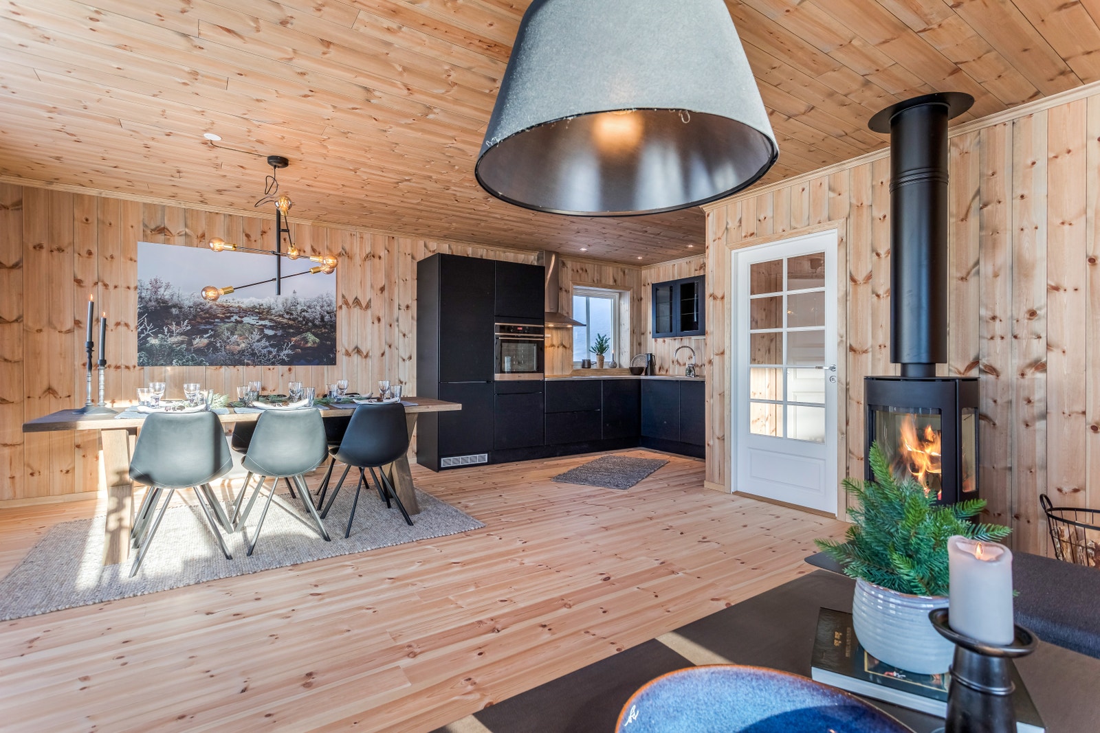 Stue/kjøkken i kundetilpasset hytte, foto tatt av THT Foto. Galleribilde