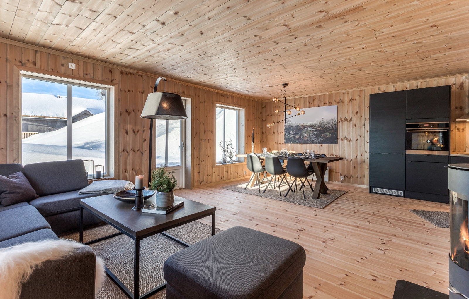 Stue/kjøkken i kundetilpasset hytte, foto tatt av THT Foto. Galleribilde