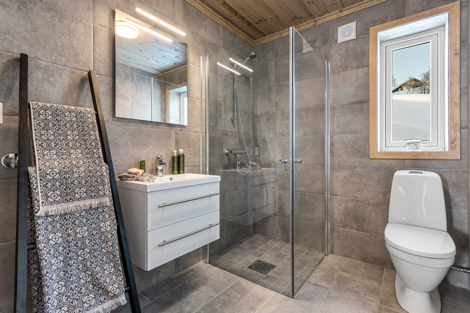 Bad i kundetilpasset hytte, foto tatt av THT Foto. Galleribilde