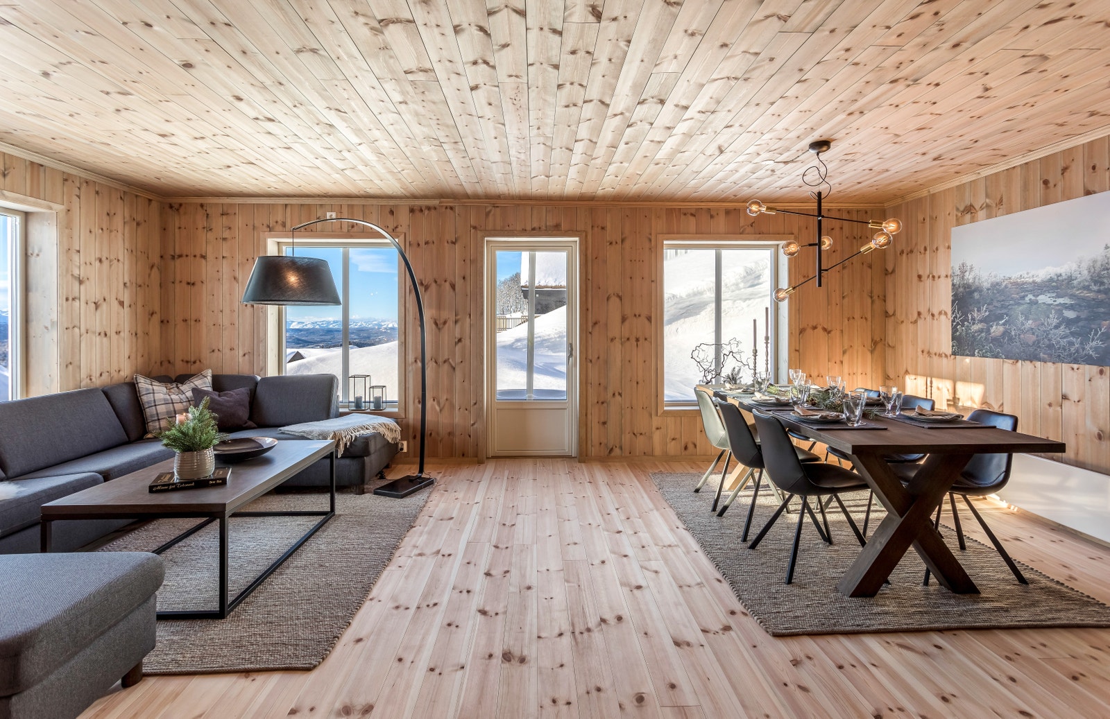 Stue/kjøkken i kundetilpasset hytte, foto tatt av THT Foto. Galleribilde