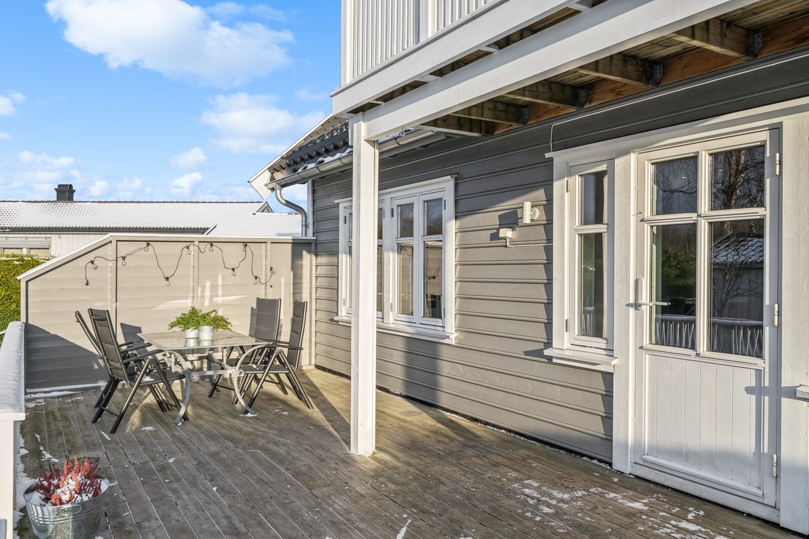 Terrassen er av god størrelse og kan fint innredes med utemøbler. Galleribilde