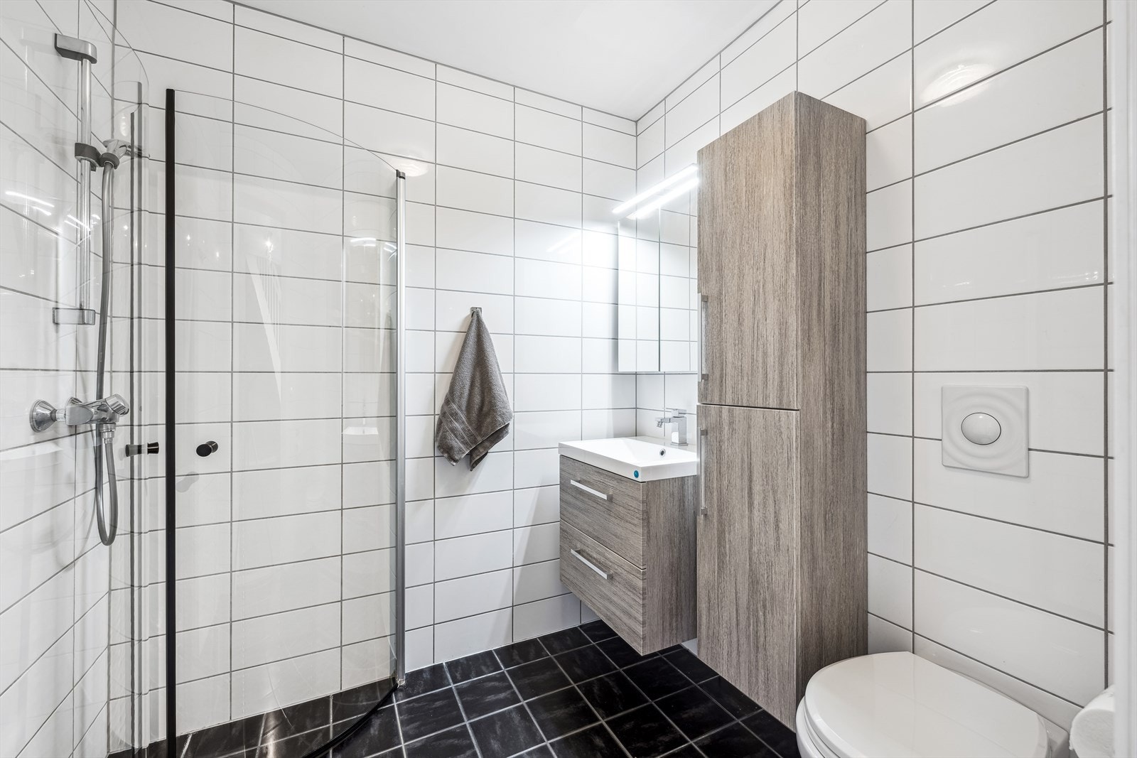 Pent baderom i 1. etasjen - deler av baderommet er ikke godkjent - se punkt "Ferdigattest". Galleribilde