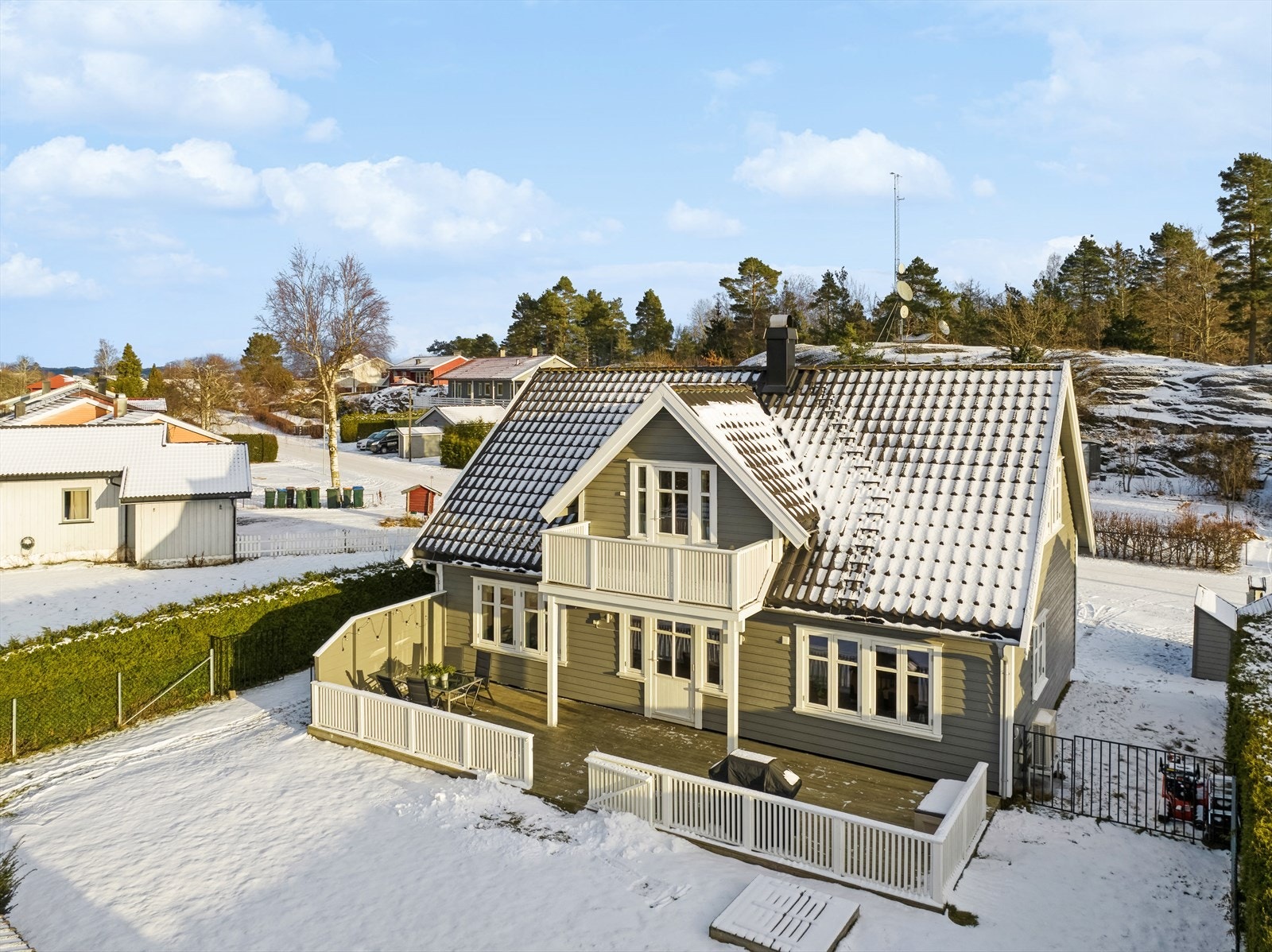 Videre fra terrassen kommer du til et flott uteområde med god plass til hele familien. Galleribilde