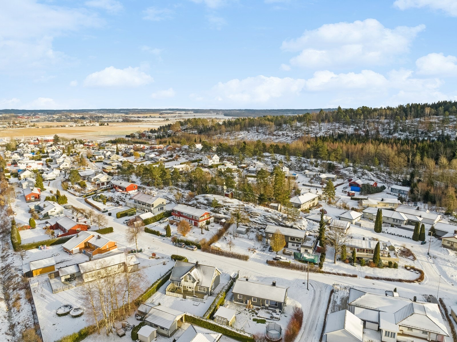 Boligen har en flott beliggenhet i et veletablert boligområde på Sem. Galleribilde
