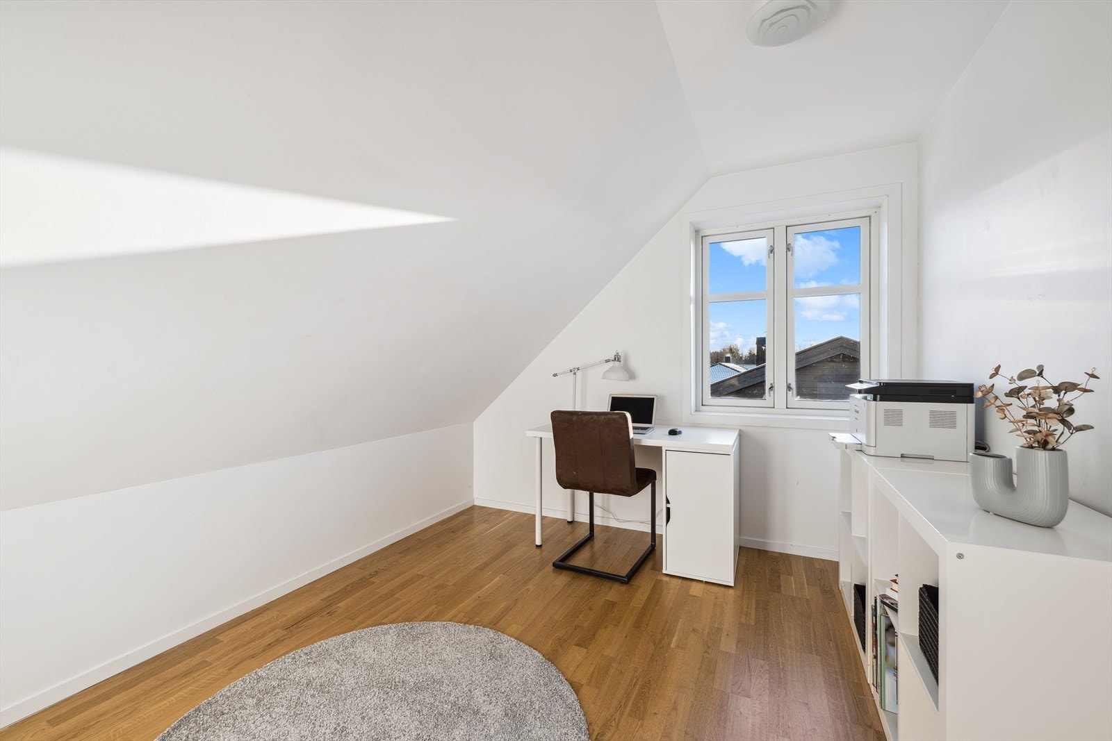 Soverommene har plass til både garderobe og ønsket soveromsmøblement. Galleribilde