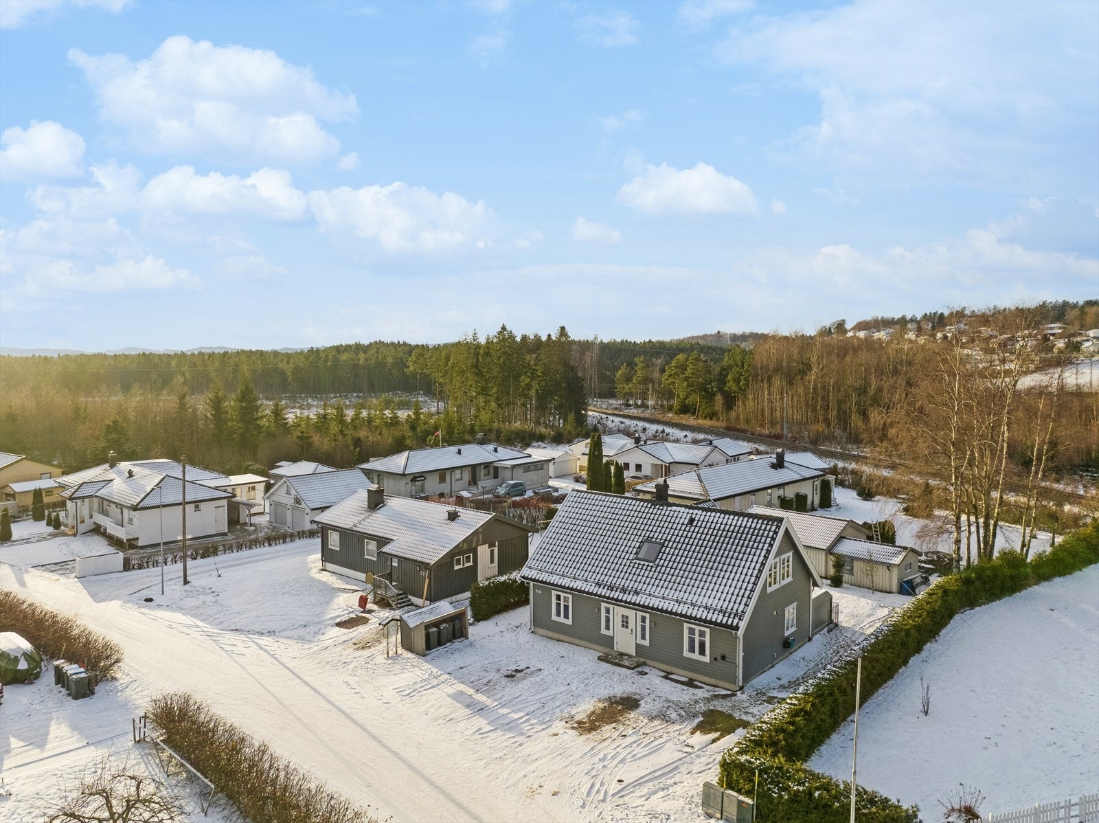 Boligen har pent inngangsparti med gode parkeringsmuligheter på egen tomt. Galleribilde
