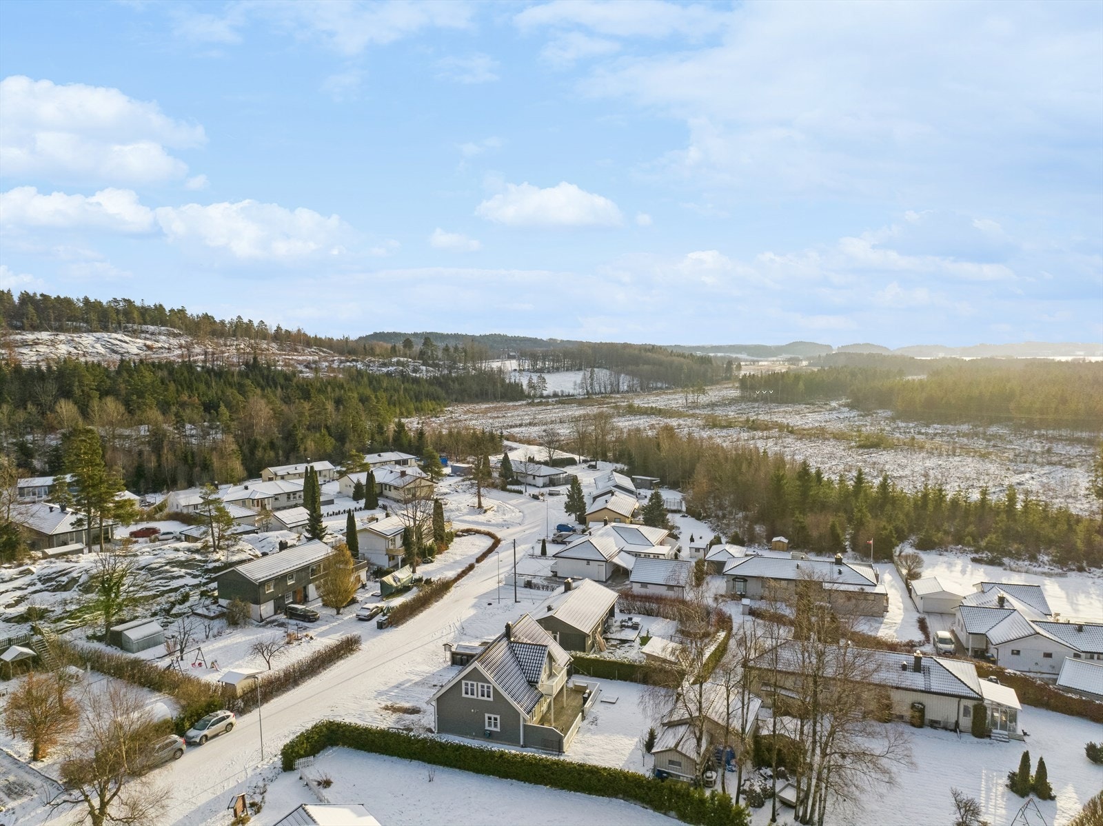 Her bor du i et rolig og barnevennlig område med gåavstand til flere flott turområder, butikker, skole og barnehage. Galleribilde