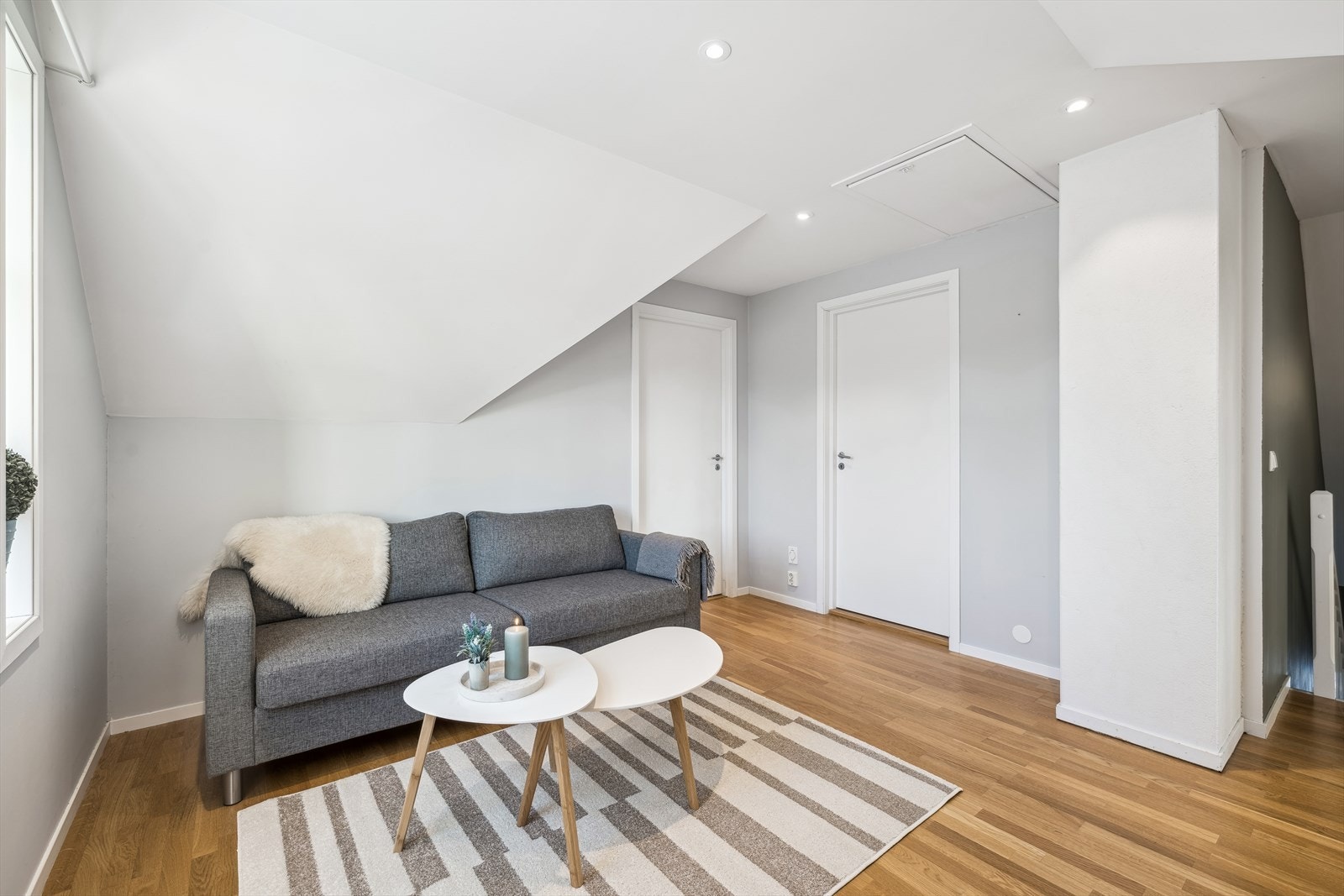 I 2. etasjen finner du baderom, loftstue og soverom. Galleribilde