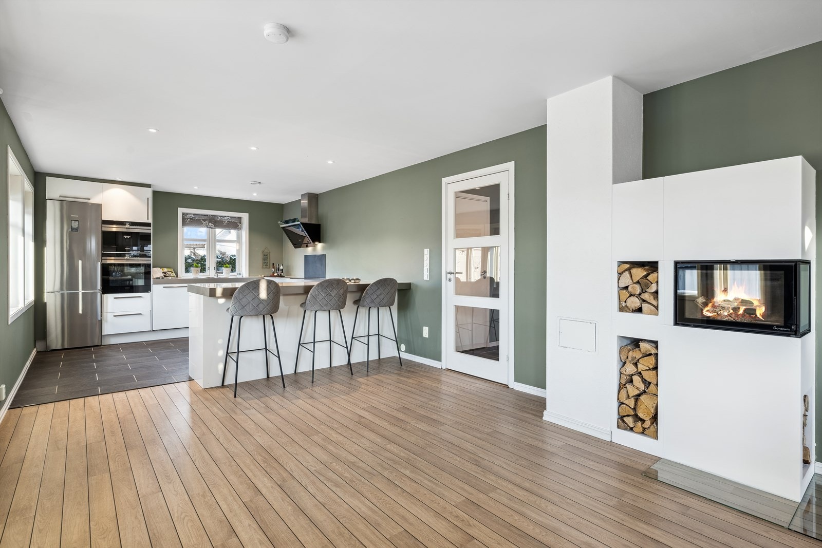 I stuen finner du også en peis, perfekt for ekstra varme og hygge på kalde dager og kvelder. Galleribilde