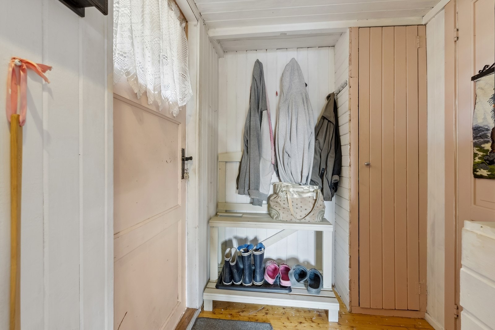 I entréen er det plass til å henge fra seg yttertøy på knagger og i plassbygd skap. Galleribilde