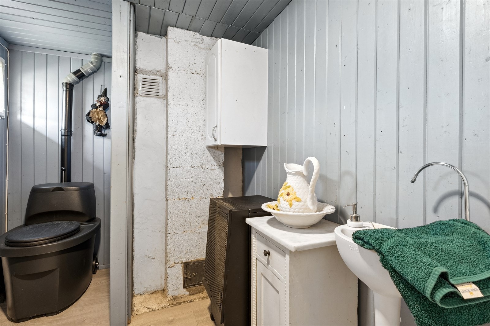 Eget toalettrom med biotoalett og dusj. Galleribilde