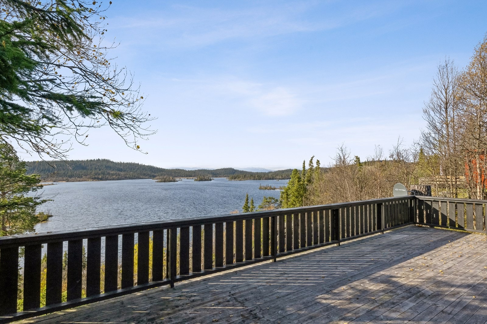 På den romslig terrasse kan man nyte de gode solforholdene og den flotte utsikten utover vannet og mot Jotunheimen. Galleribilde