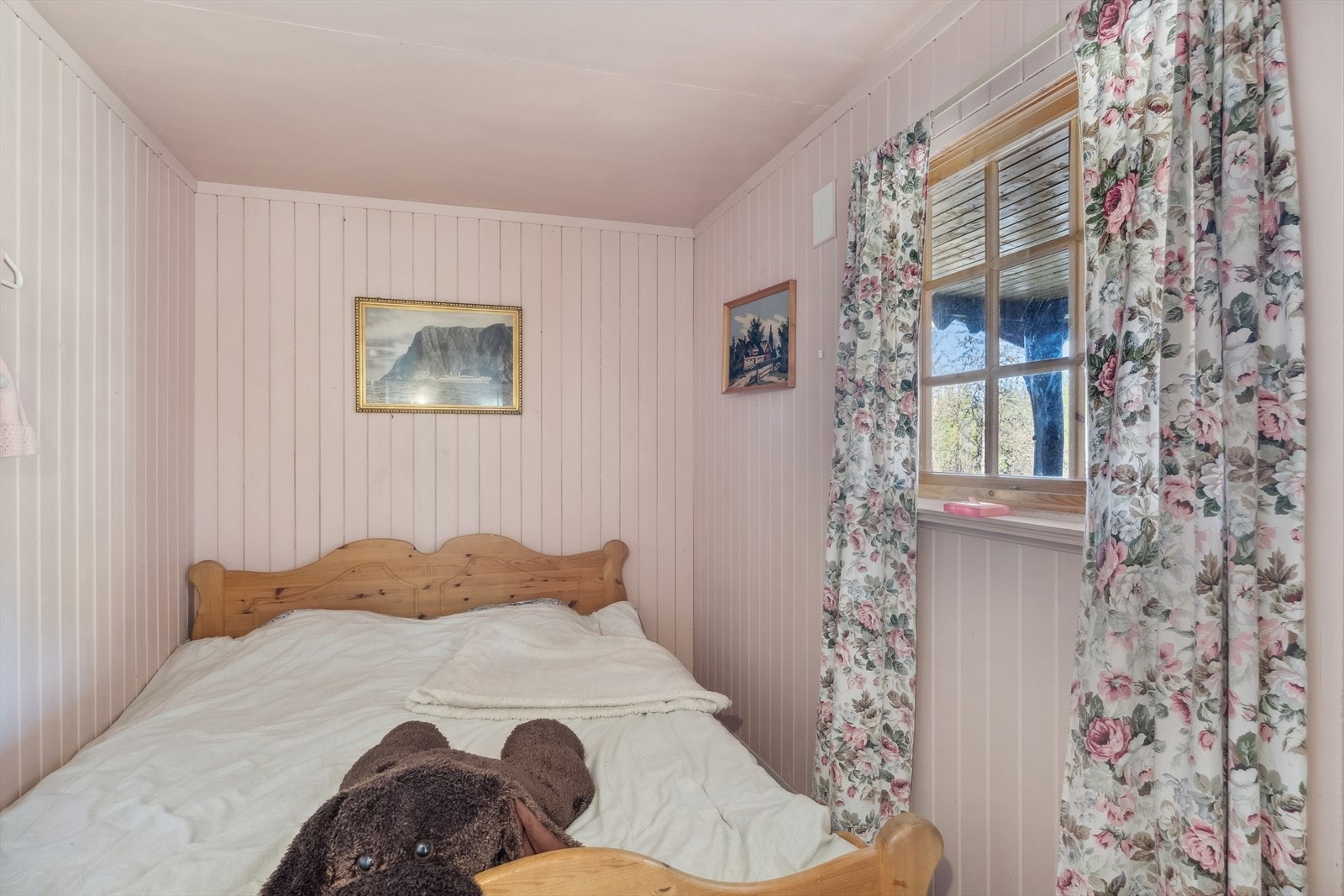 Hytta har to soverom. Lyst soverom innredet med dobbeltseng. Galleribilde