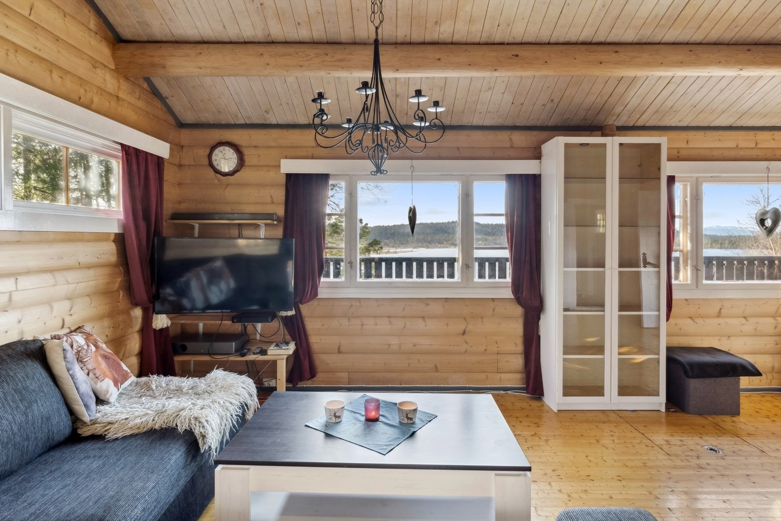 De store vindusflatene slipper inn godt med lys, og lar deg nyte den vakre beliggenheten og utsikten. Galleribilde