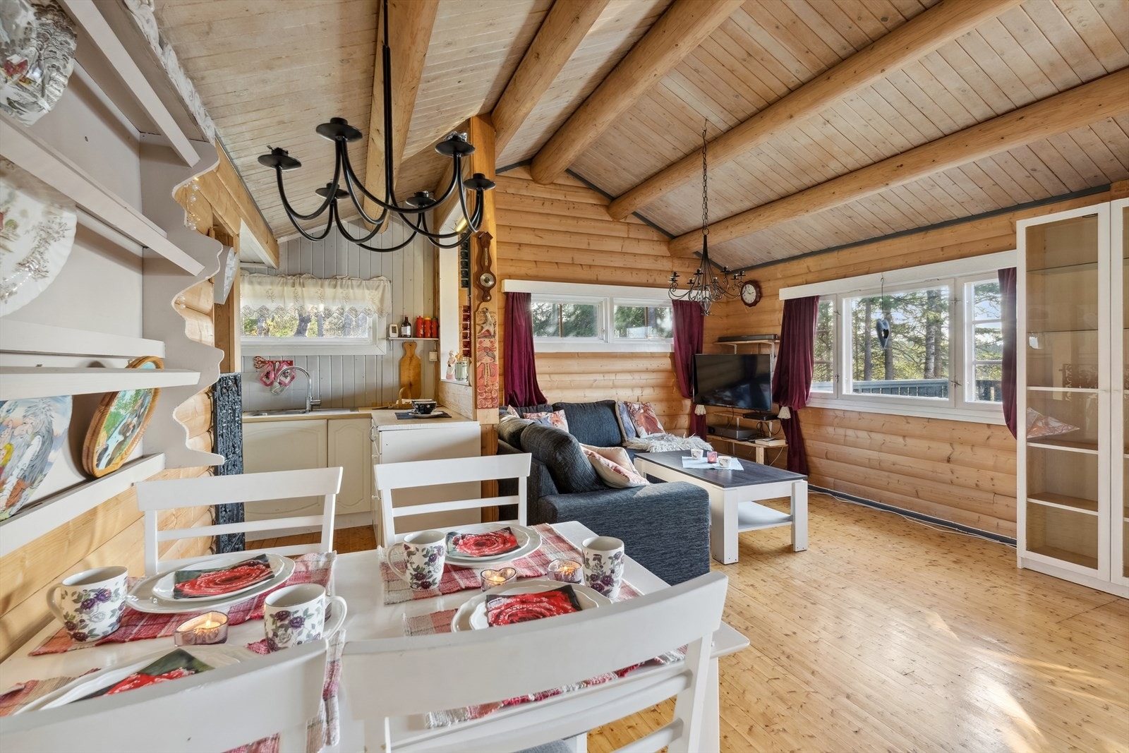 Stue med plass til både salong og spisegruppe. Galleribilde