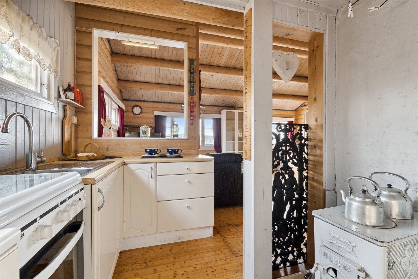Kjøkkenet ligger i en delvis åpen løsning med stuen. Galleribilde