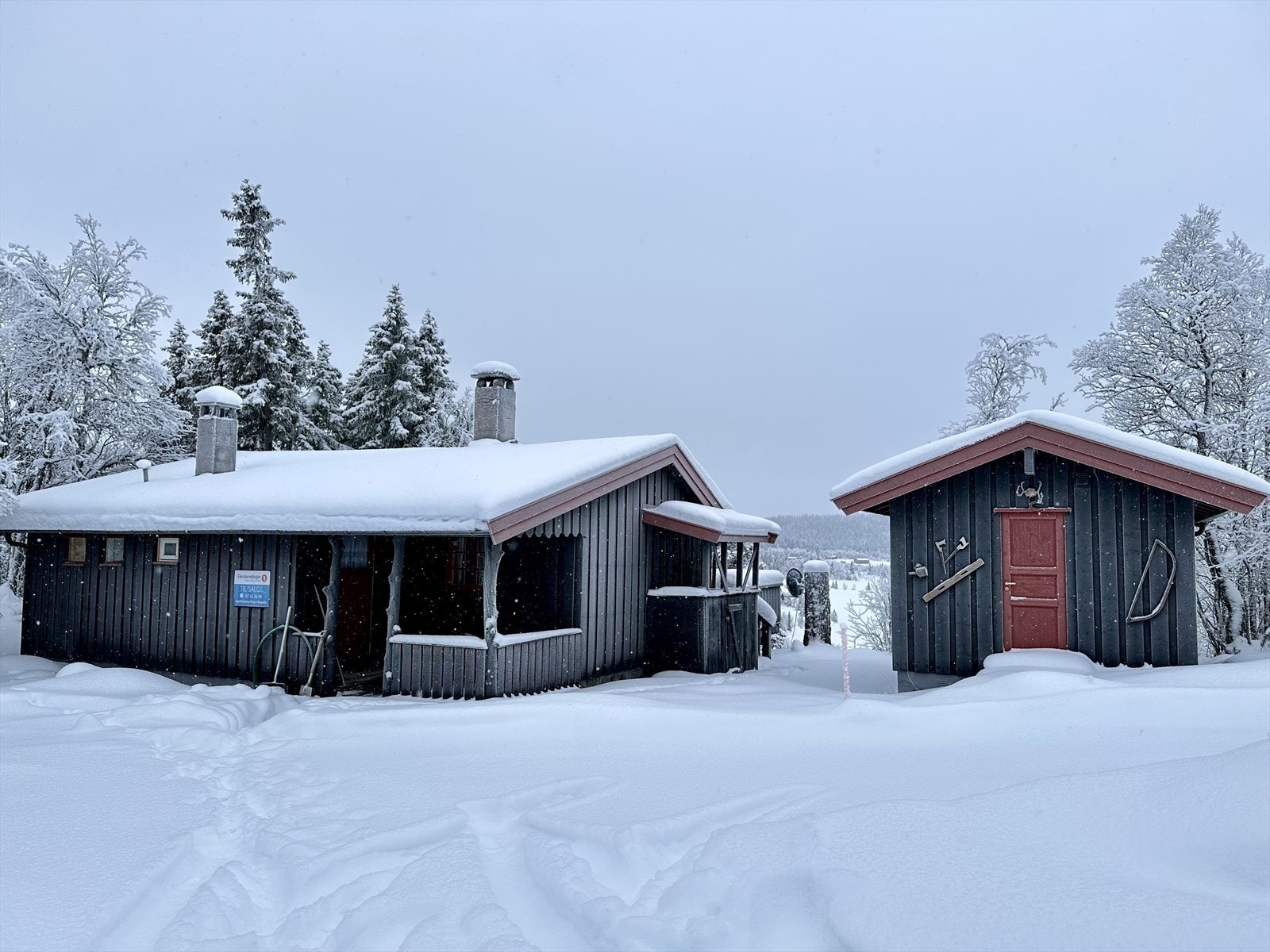 Hytta er beliggende ved Øyangen, et attraktivt fjellområde med muligheter for jakt, fiske, toppturer og sykkelturer. Galleribilde