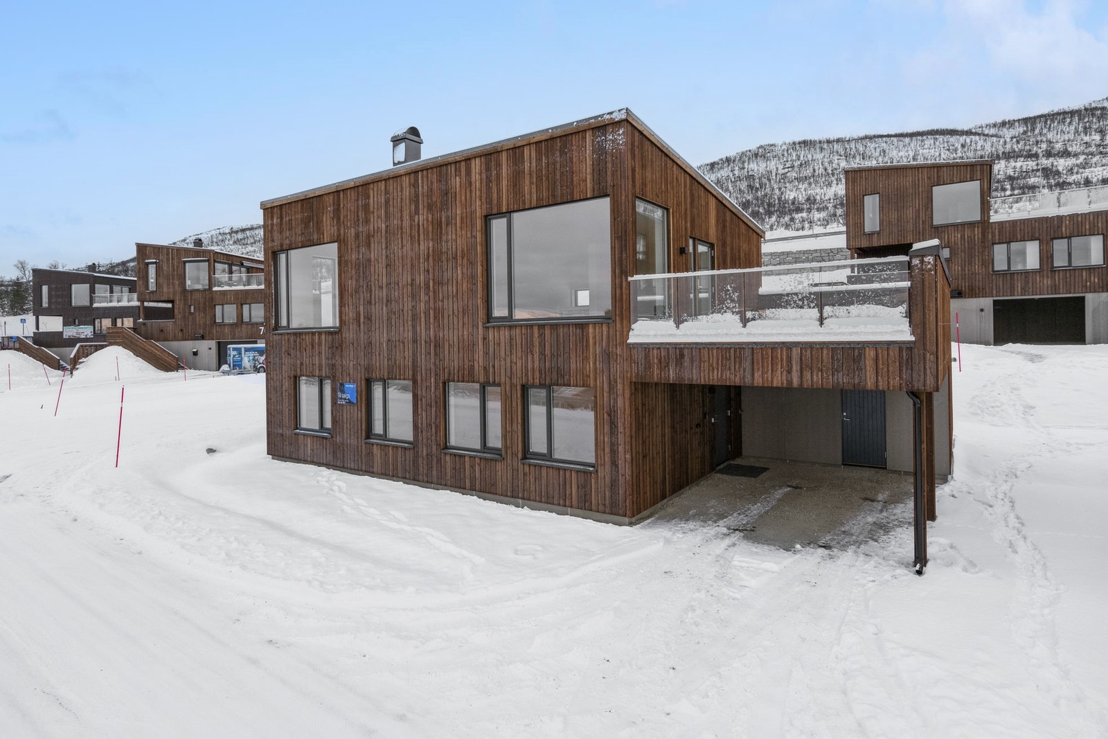 Carport ved inngangen Galleribilde