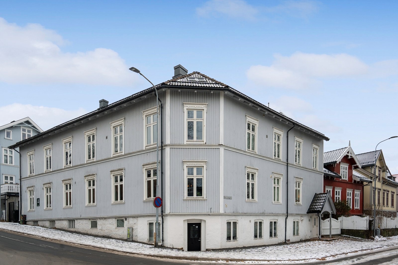 Inngangspartiet sees til høyre i bildet. Galleribilde