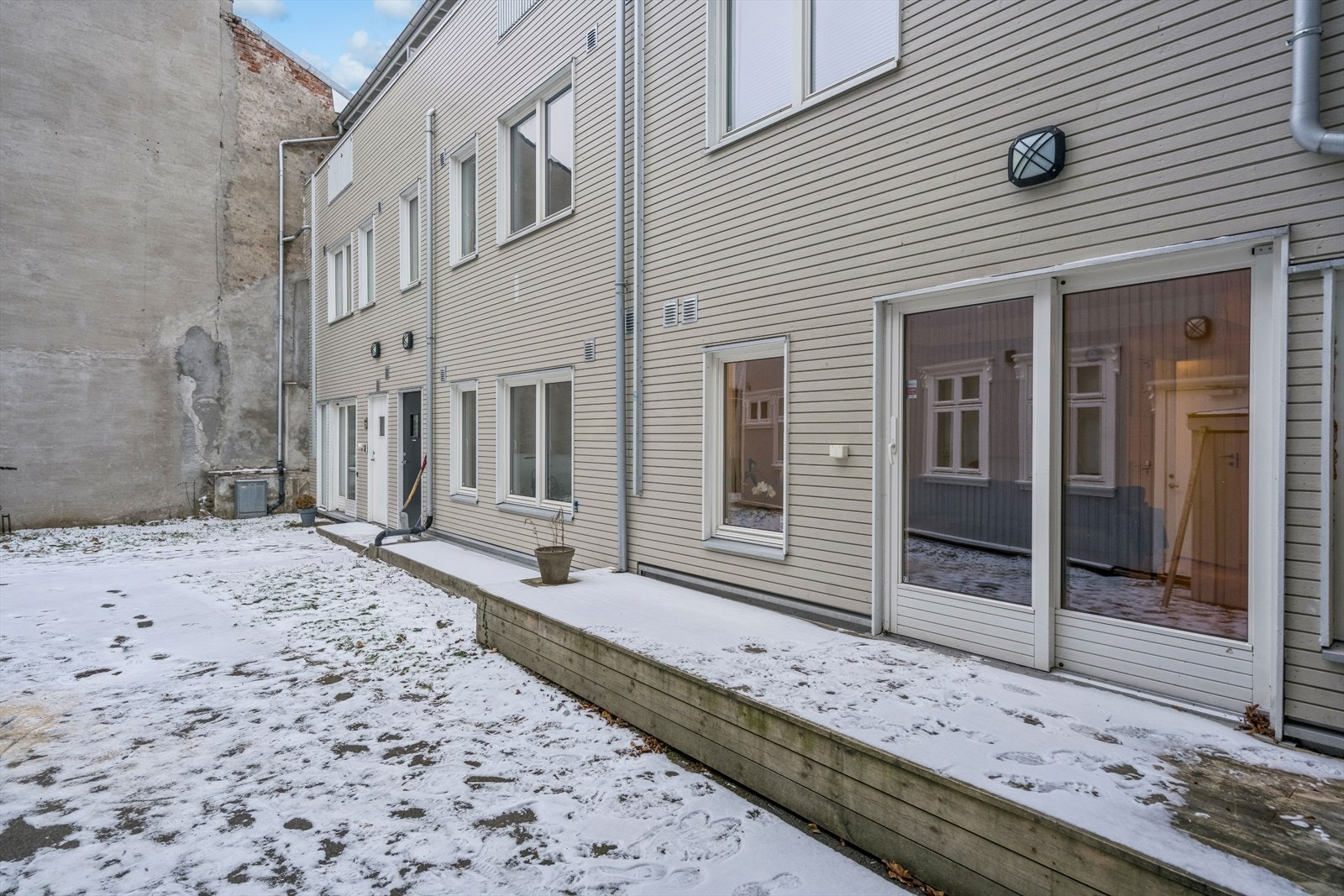 Utgang til terrasse og bakgård fra stuen. Galleribilde
