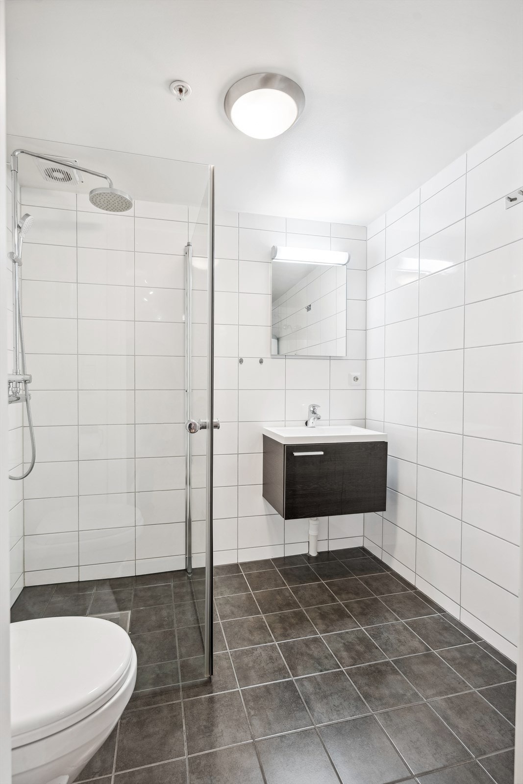 Badet har gulvvarme og opplegg for vaskemaskin. Galleribilde