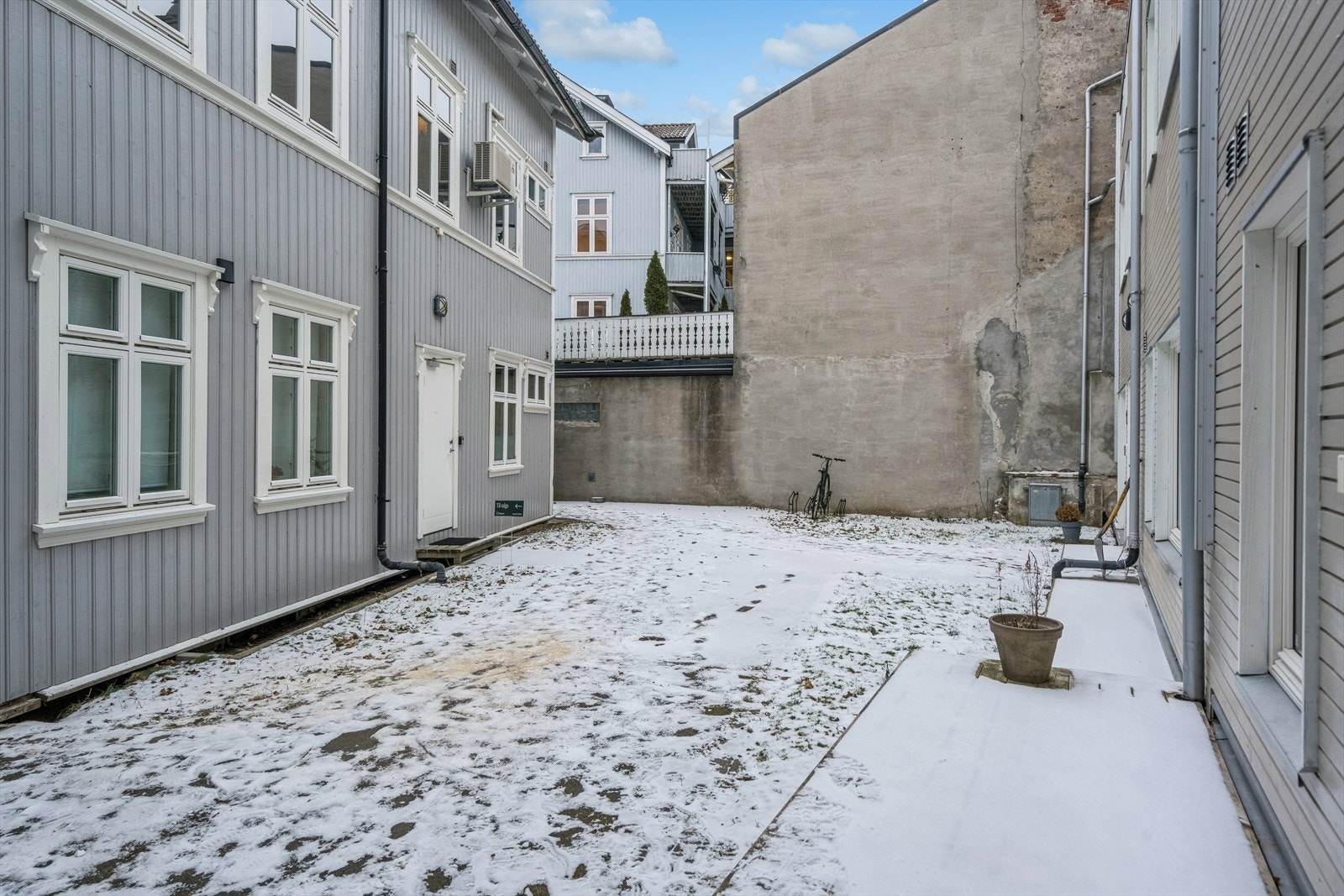 Felles bakgård. Galleribilde