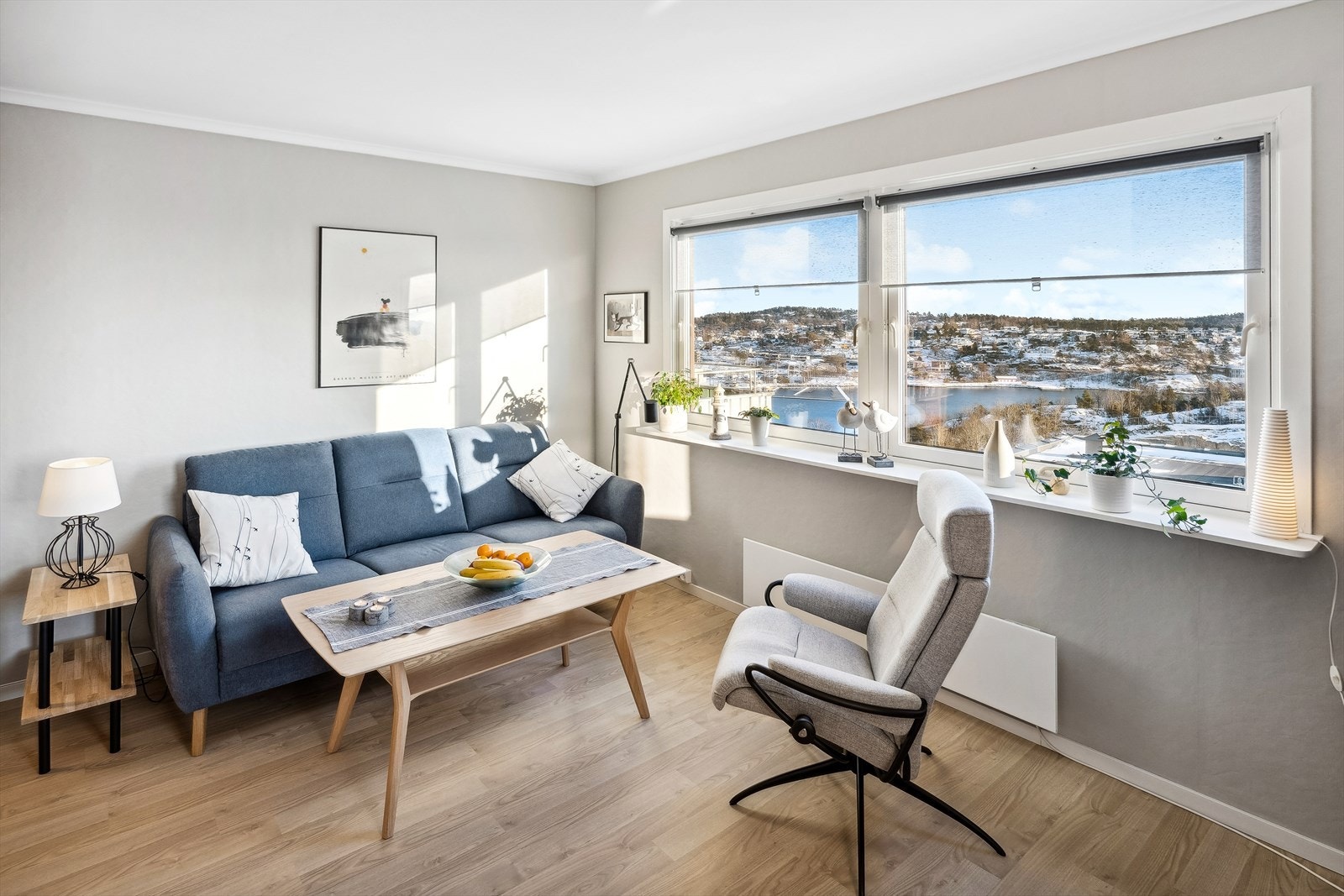 Leiligheten ligger i 12.etasje og vender mot øst og syd - enestående fjordutsikt fra stue, soverom og balkong Galleribilde