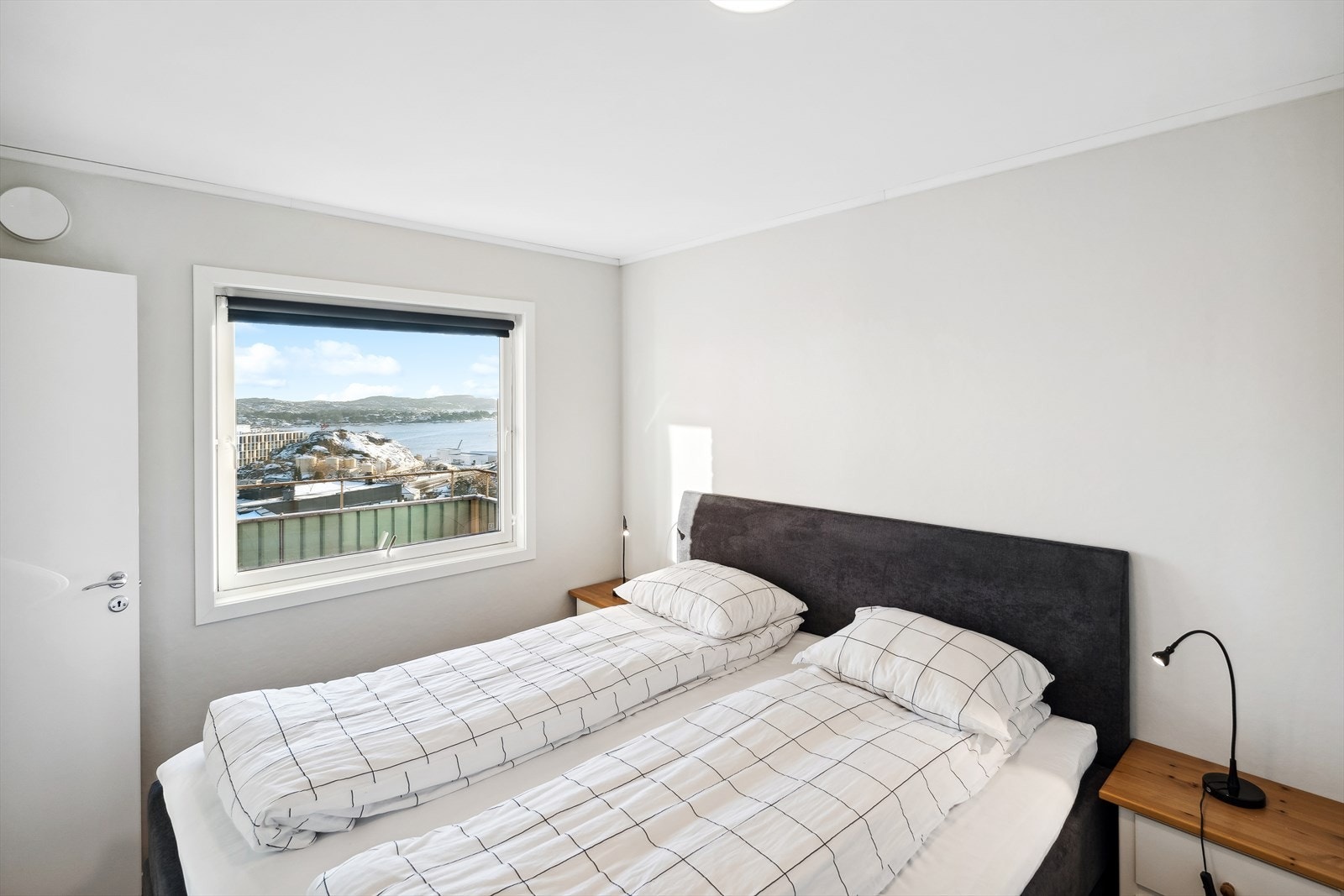 Fin romutnyttelse med god plass til dobbeltseng Galleribilde