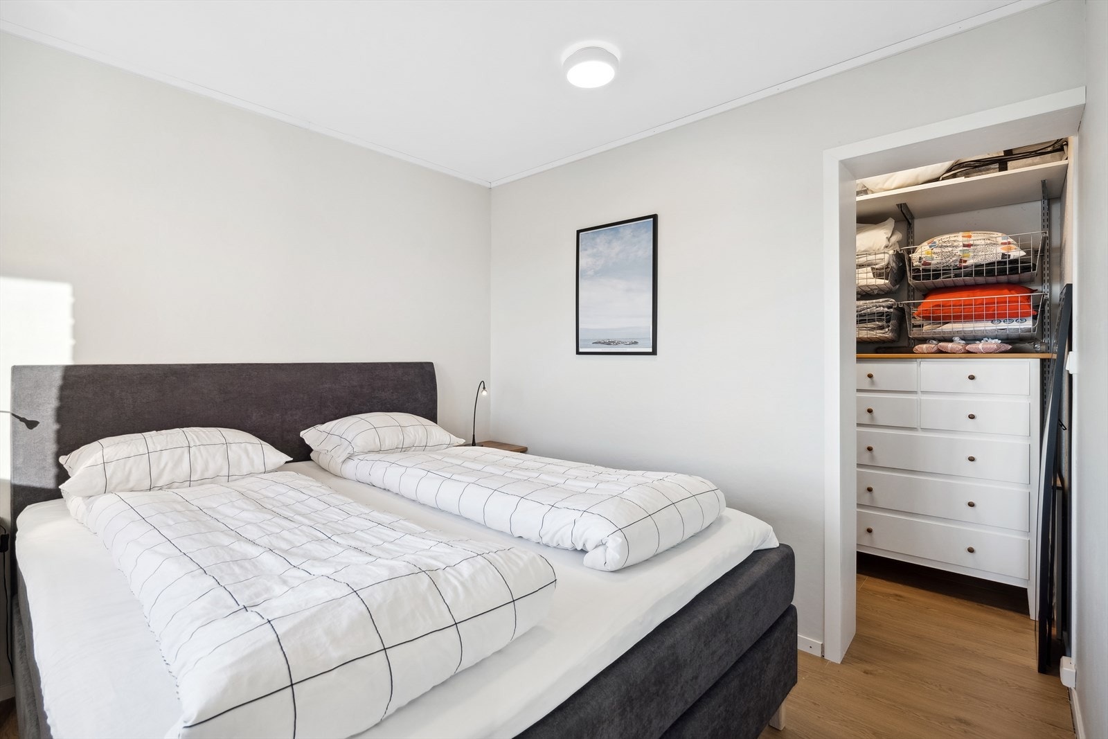 Tidligere garderobeskap ble revet og et større walk-in etablert - fungerer som både bod og garderobe Galleribilde