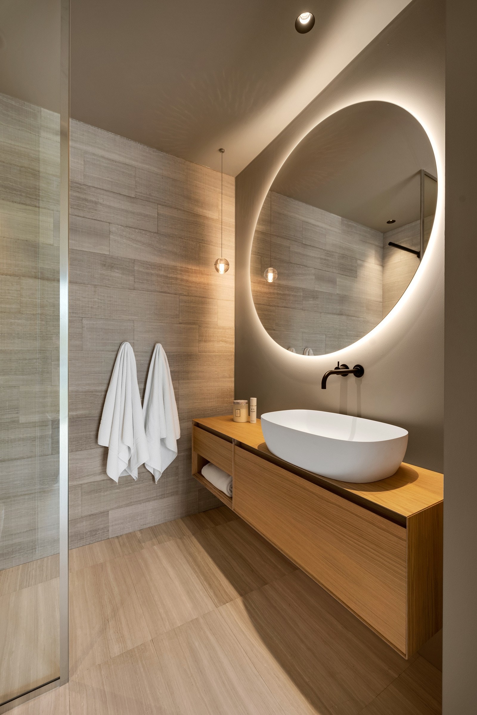 Boligen har totalt fire delikate bad, et vaskerom, et separat wc og en eksklusiv spa-avdeling. Galleribilde