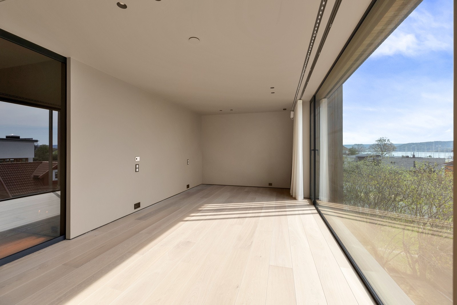 Mastersuiten har et stort soverom, gang med garderober, eget bad og et eksklusivt innredet omkledningsrom. Galleribilde