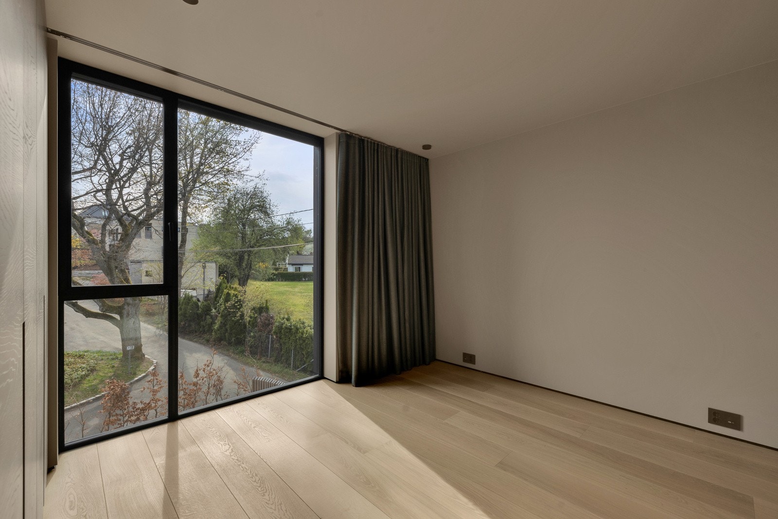 Store vindusflater fra gulv til tak gir rommene rikelig med dagslys. Galleribilde