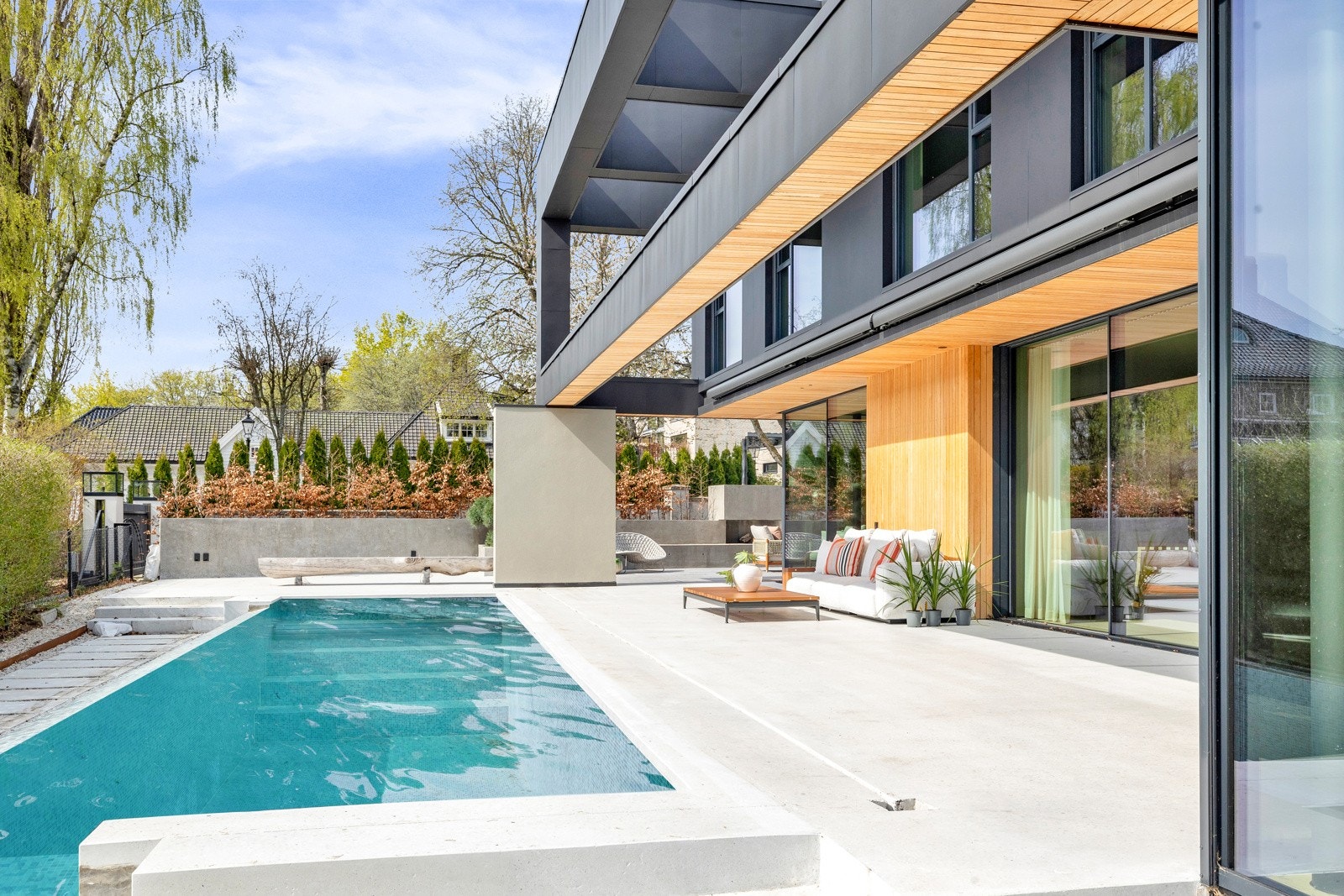 Basseng, utepeis, stor terrasse i ulike materialer ? alt i skjønn harmoni. Galleribilde