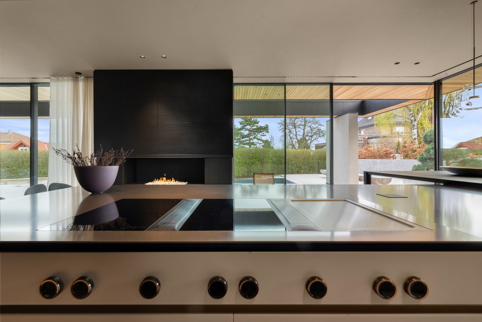 Planlimt i benkeplaten har man en induksjonstopp fra Bora med ventilator og en Flex teppanyaki med lyddemper. Galleribilde