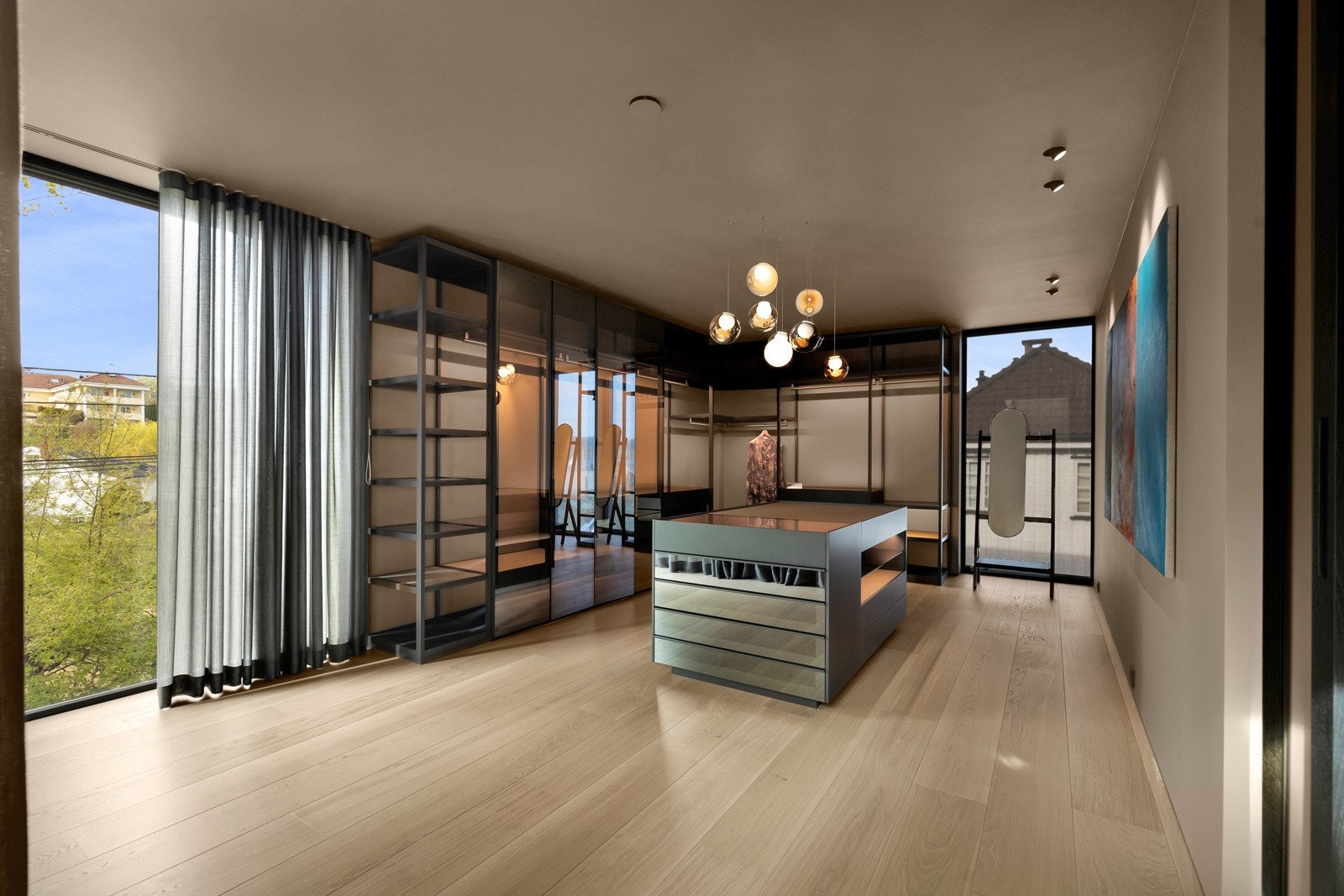 Som en del av hovedsoverommets suite finner vi et flott omkledningsrom med en svært lekker innredning. Galleribilde