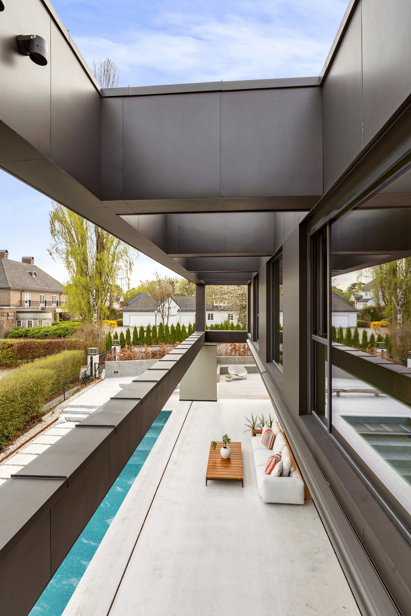 Det store utearealet har et deilig basseng slik at man kan starte sommerdagene med et forfriskende bad. Galleribilde