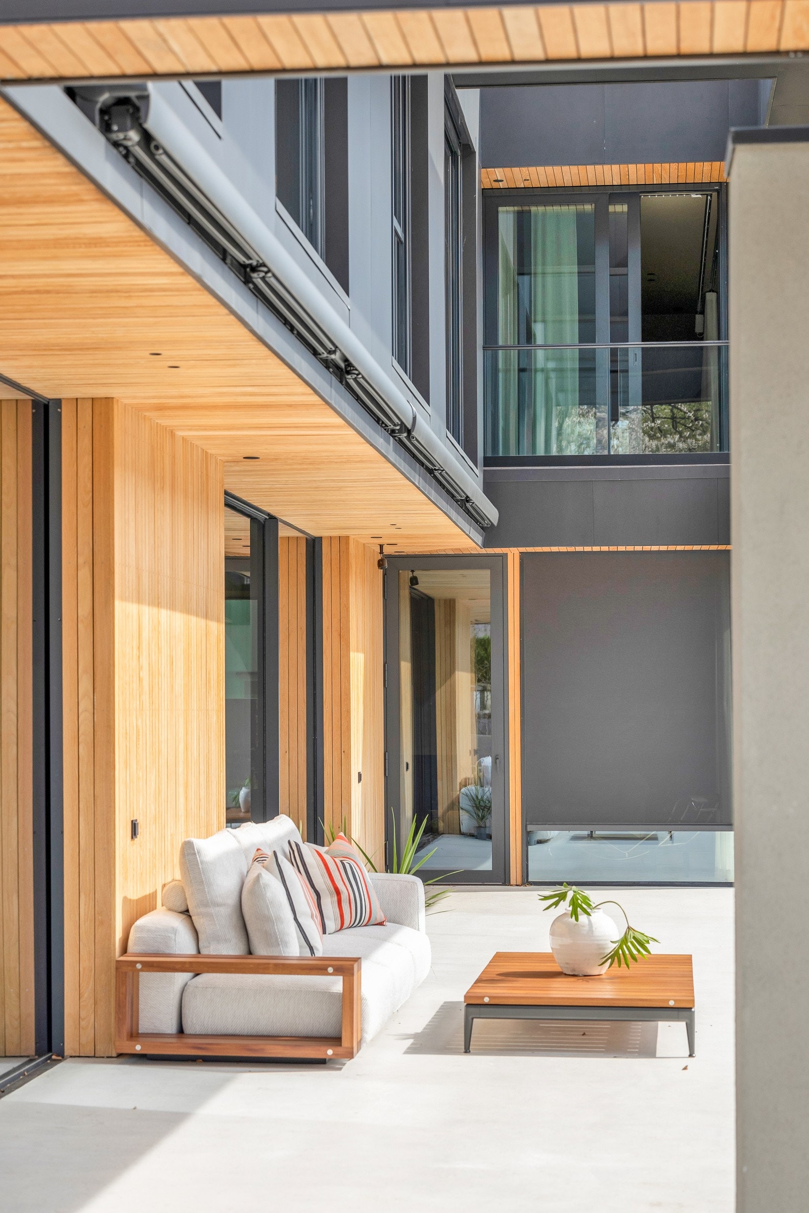 Materialvalget utendørs er gjennomtenkt for en perfekt harmoni mellom mykt og hardt, kaldt og varmt. Galleribilde