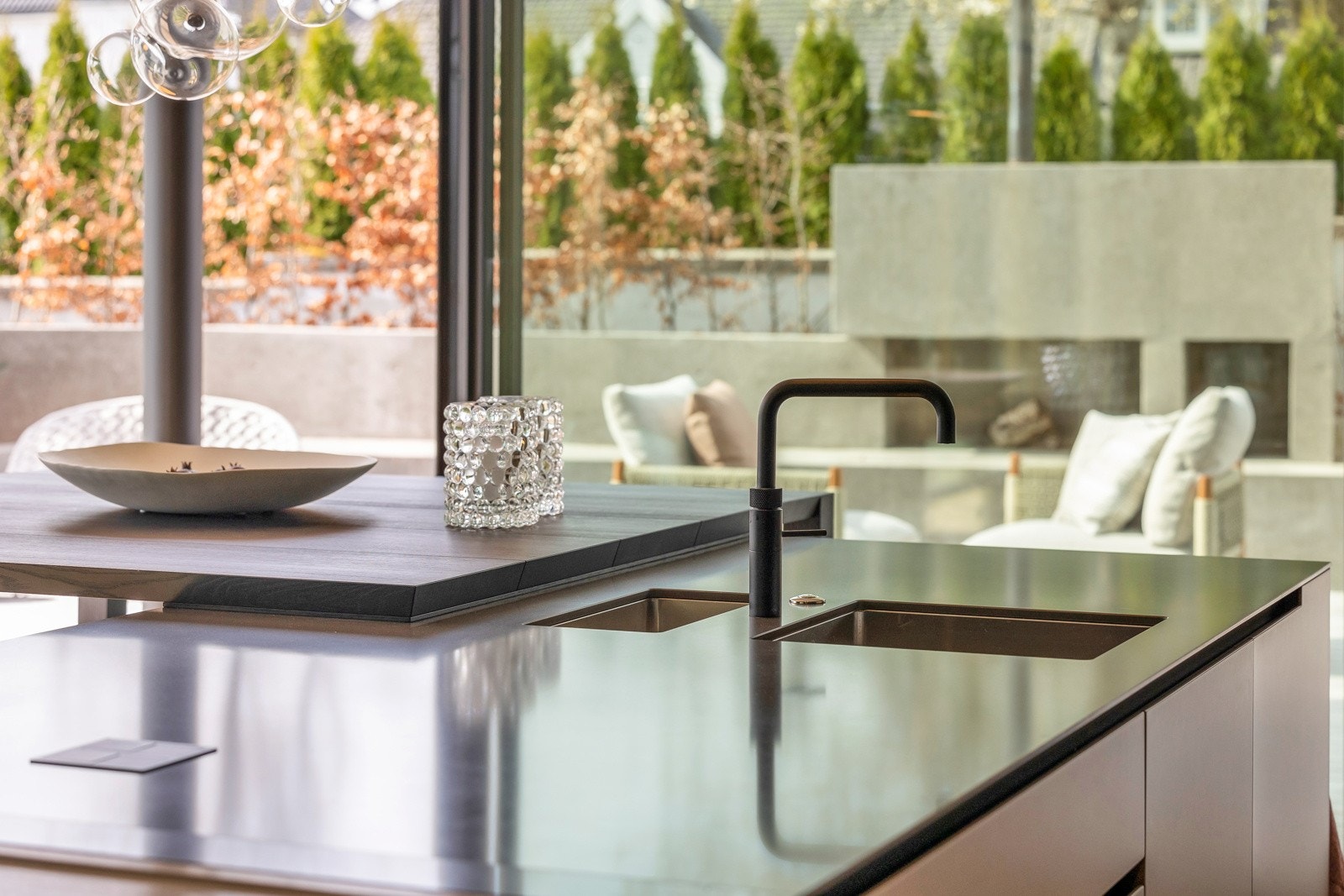 De ulike materialene fremhever hverandre og byr på gode arbeidsflater. Skapplassen er enorm. Galleribilde