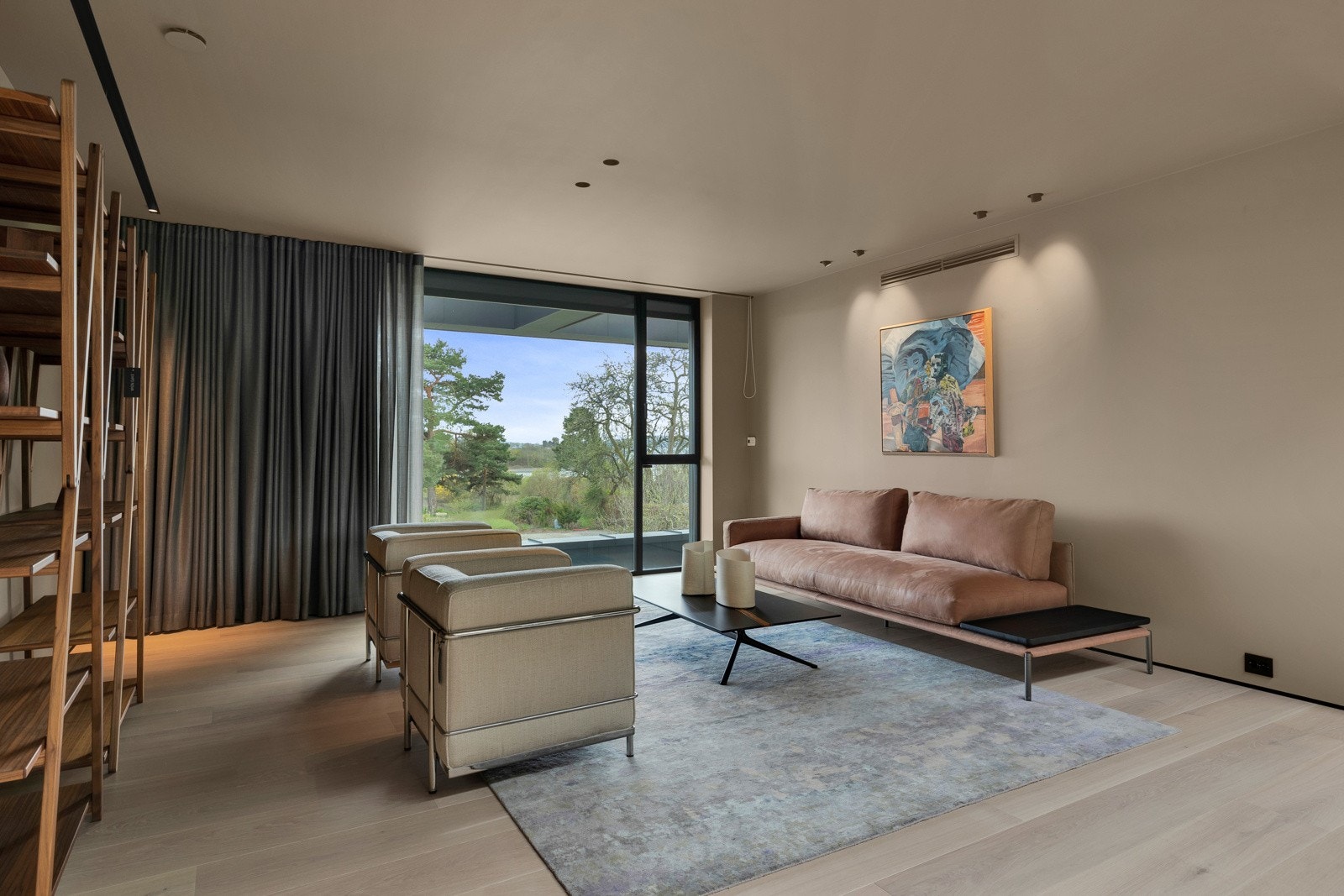 Den romslige stuen i andre etasje gir ekstra spillerom og privatliv for familien. Galleribilde