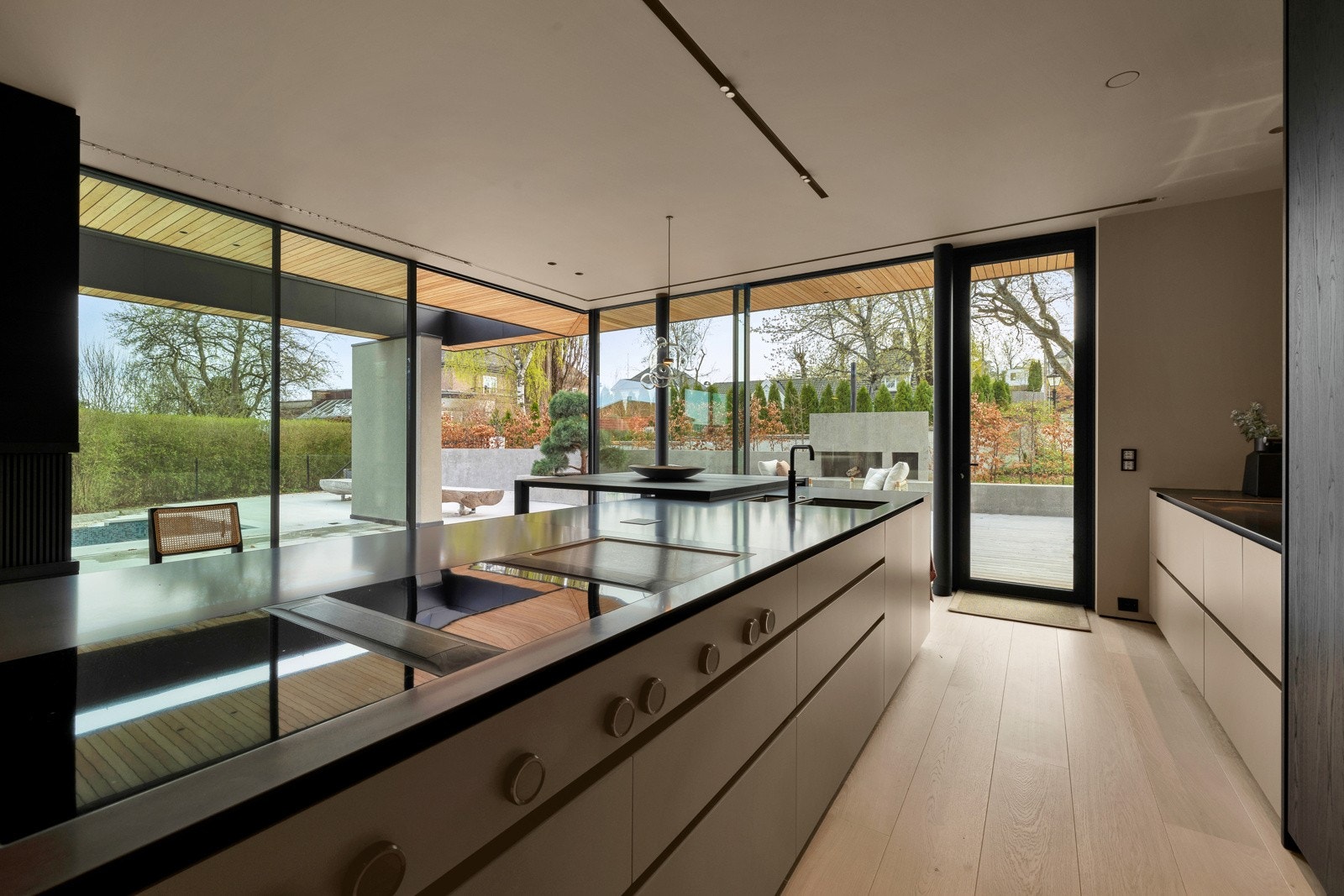 Kjøkkenet er en velutstyrt drøm med hvitevarer plukket fra øverste hylle. Galleribilde